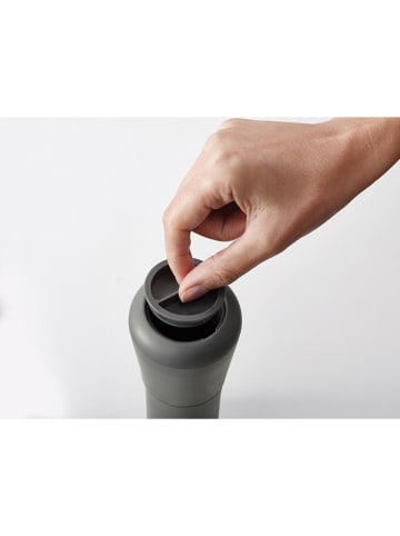 JosephJoseph 2-częściowy zestaw w kolorze czarno-beżowym do soli i pieprzu - wys. 16,9 cm