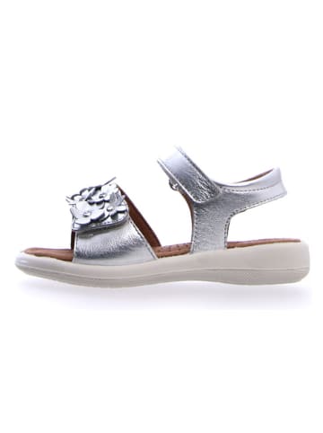 Naturino Skórzane sandały w kolorze srebrnym