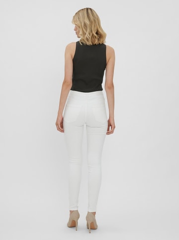 Dżinsy "Vmsophia" - Slim fit - w kolorze białym