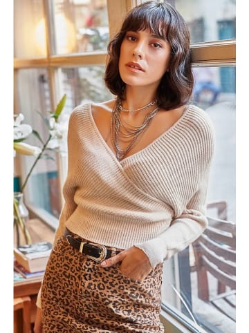 Sweter w kolorze beżowym