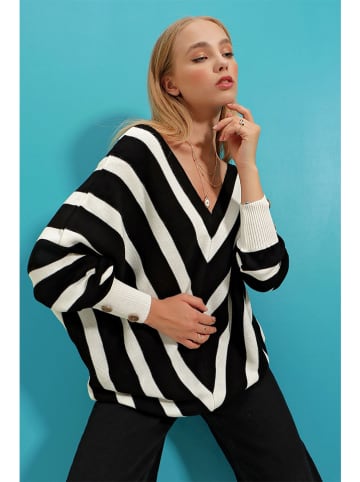 Sweter w kolorze czarno-białym