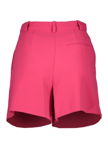Short fuchsia