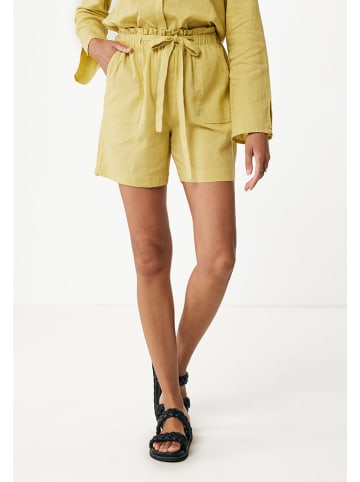 Shorts in Gelb