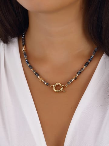 Vergulde ketting met kristallen en sierelementen