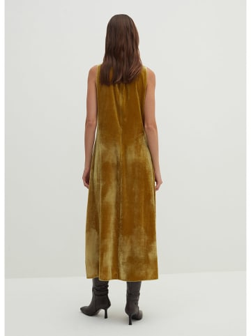 Samtkleid in Senf