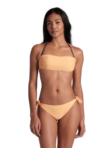 Bikini w kolorze brzoskwiniowym