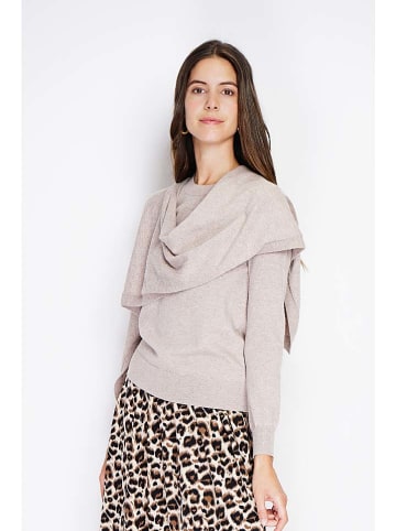 Sweter w kolorze beżowym