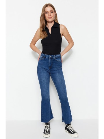 Dżinsy - Flare fit - w kolorze niebieskim