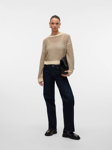Sweter w kolorze beżowym
