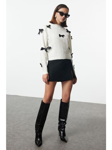 Sweter w kolorze kremowym