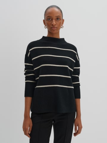 Sweter w kolorze czarnym
