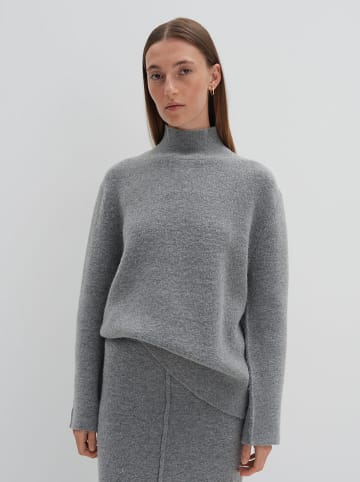 Sweter w kolorze szarym