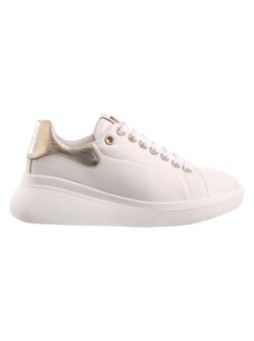 Skórzane sneakersy w kolorze kremowym na koturnie