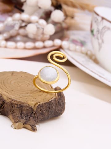 Vergulde ring met edelsteen
