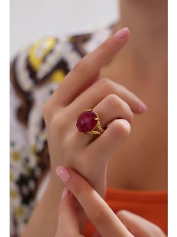 Vergulde ring met edelsteen