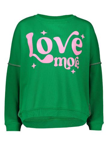 Sweatshirt "Love more" in Grün