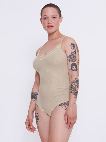 Body w kolorze beżowym