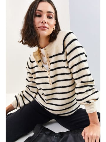 Sweter w kolorze kremowym