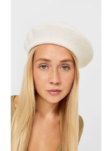 Beret w kolorze kremowym