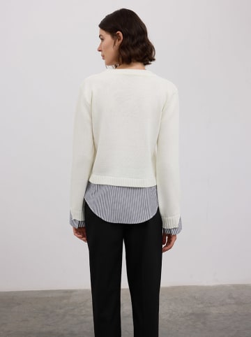 Sweter w kolorze kremowym