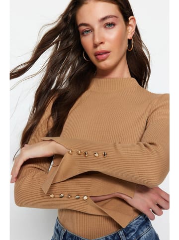 Sweter w kolorze karmelowym