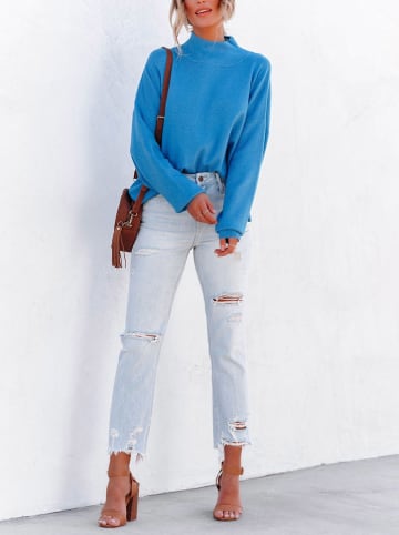 Sweter w kolorze niebieskim