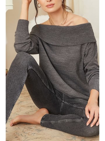 Sweter w kolorze antracytowym
