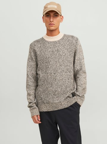 Sweter w kolorze beżowym