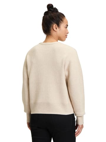 Sweter w kolorze kremowym