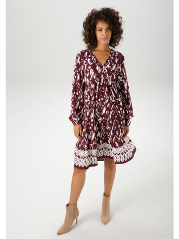 Kleid in Bordeaux/ Weiß