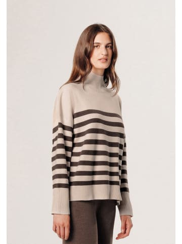 Sweter w kolorze beżowym