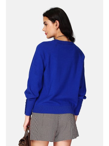 Sweter w kolorze niebieskim