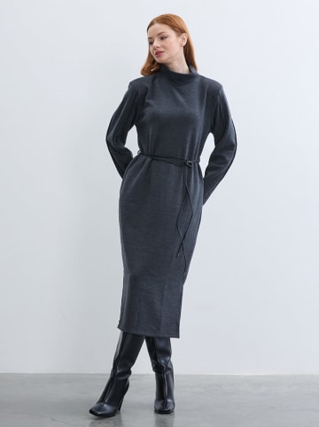 Kleid in Grau