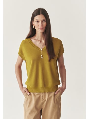 Sweter w kolorze musztardowym