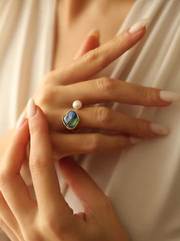 Vergulde ring met edelsteen en parel