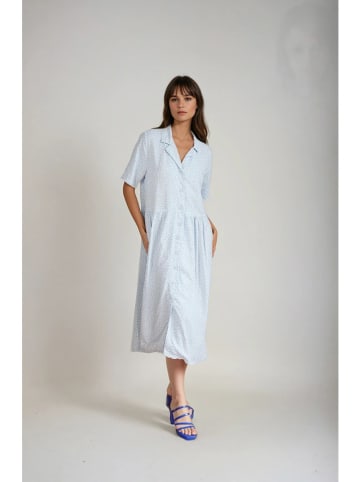 Kleid in Hellblau