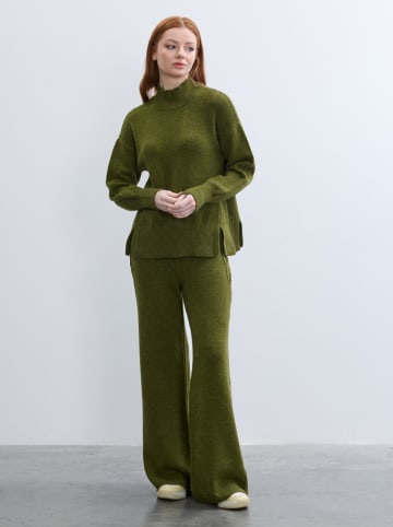 Sweter w kolorze zielonym