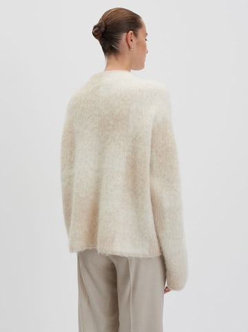 Sweter w kolorze beżowym