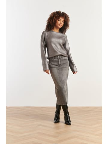 Sweter w kolorze srebrnym