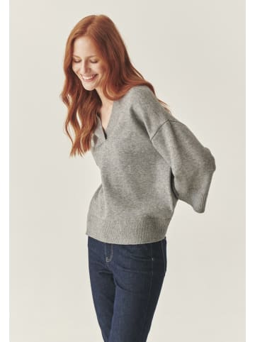 Sweter w kolorze szarym