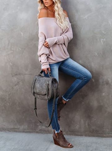 Sweter w kolorze beżowym