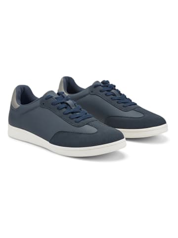 Sneakers in Dunkelblau