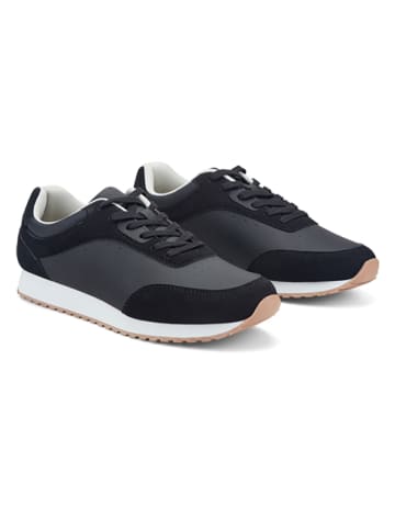 Sneakers in Schwarz