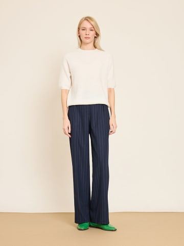 Sweter w kolorze kremowym