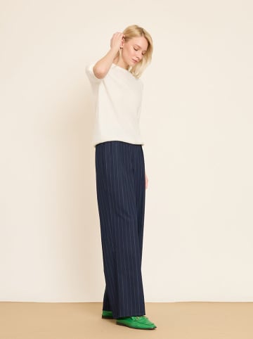 Sweter w kolorze kremowym