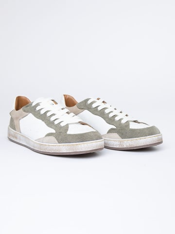 Skórzane sneakersy w kolorze kremowo-szaro-beżowym