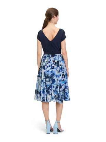 Kleid in Dunkelblau/ Hellblau