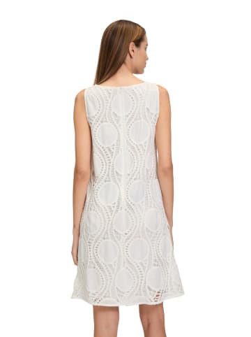 Kleid in Creme