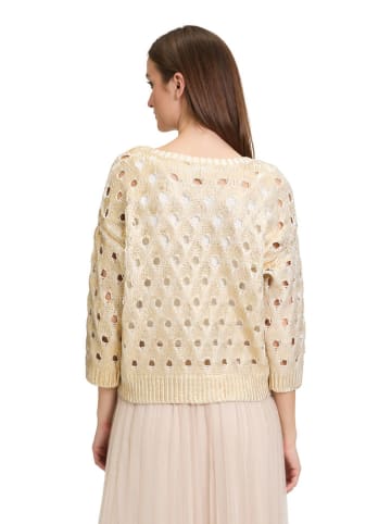 Sweter w kolorze beżowym