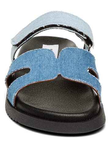 Pantoletten in Hellblau